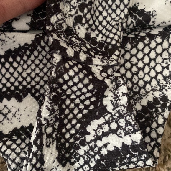 Pretty Little Thing black white snakeskin print bikini bottom 6 - Picture 4 of 7